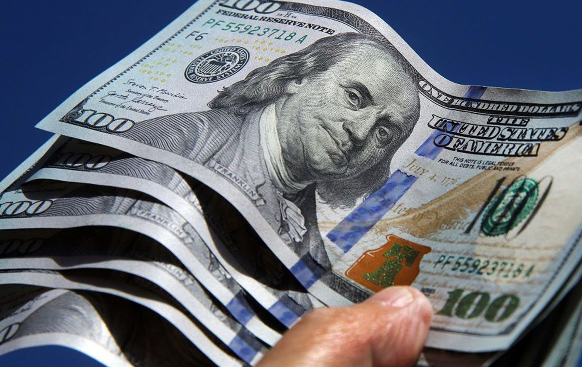 Dólar este viernes: el blue abre a $1.295 y el oficial se mantiene en $1.275