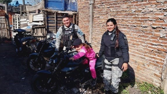 Agentes motorizados le salvaron la vida a una nena que se ahogó con una golosina