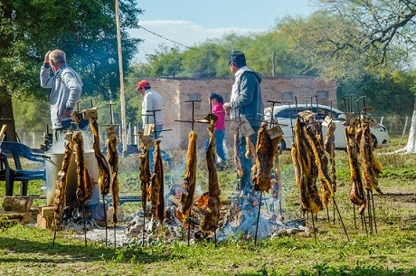 Cote Lai vivió una gran fiesta con asado a la estaca y encuentro de motos y autos antiguos  