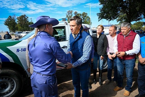 Presidencia de la plaza: El gobernador Zdero entregó un patrullero 0 km a la policía rural