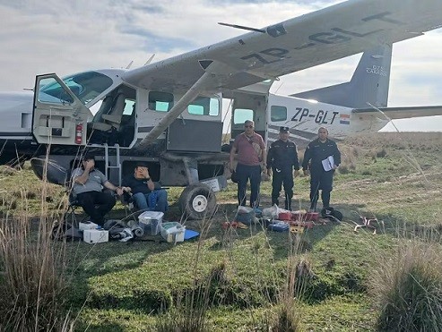 Robaron una avioneta con una caja fuerte pero se quedaron sin combustible y tuvieron que aterrizar 