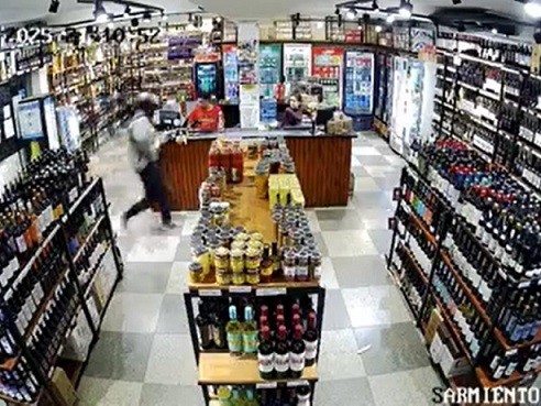 Resistencia: A mano armada una pareja asaltó un comercio de bebidas  