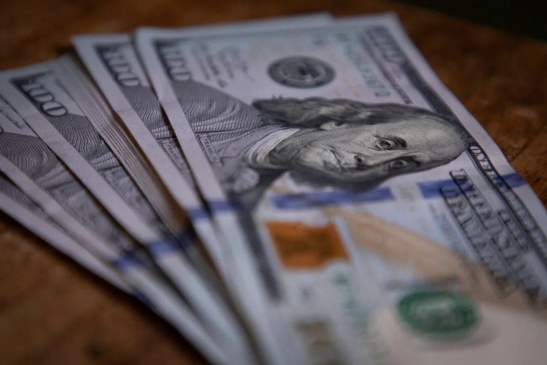 Sigue hacia arriba: el dólar oficial rozó los 1300 pesos en el Banco Nación