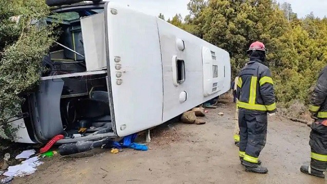 Río Negro: cinco heridos de gravedad en el vuelco de un colectivo de turismo