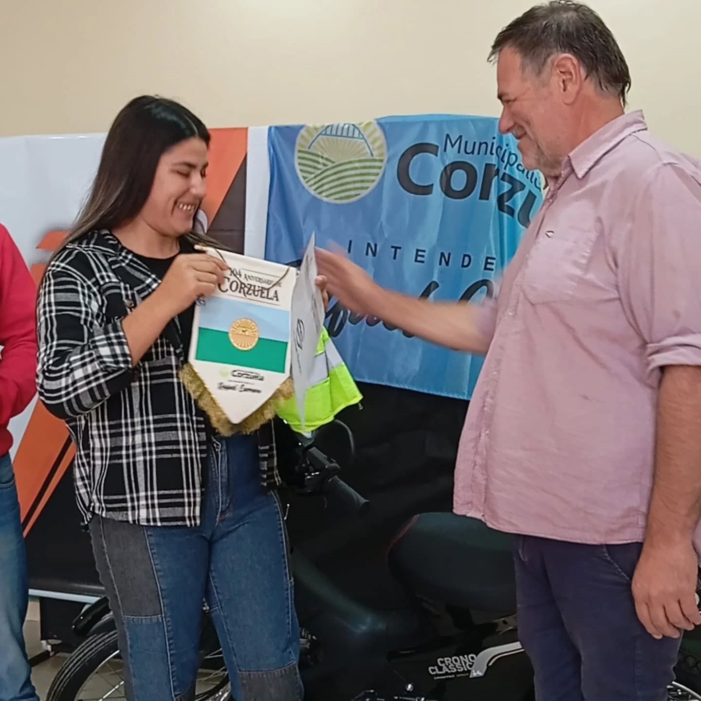  Corzuela: entregaron la moto a la ganadora del sorteo del bono