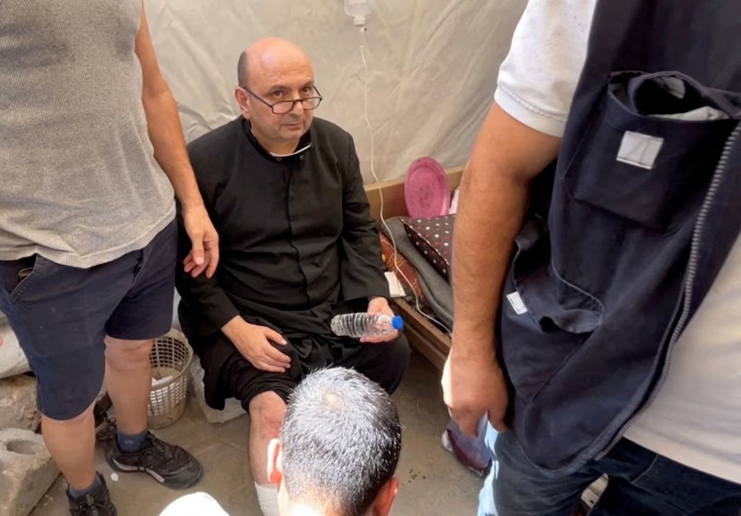  ¿Quién es el cura argentino herido en el ataque de Israel contra la iglesia en Gaza?