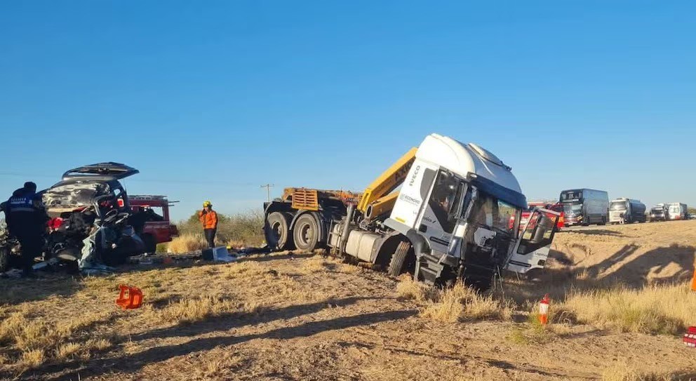 La Rioja: tres muertos y dos niñas graves por un choque frontal