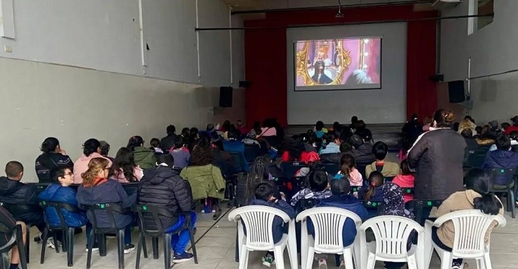 Fontana: Más funciones gratuitas de cine en vacaciones