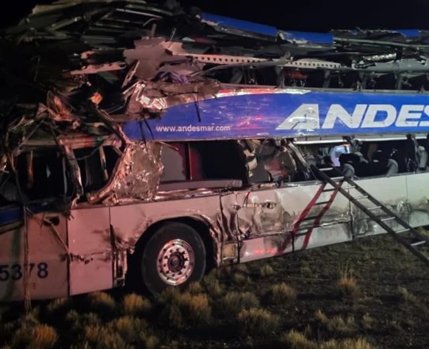 Tragedia vial en Santa Cruz: cuatro muertos en choque entre micro y un camión