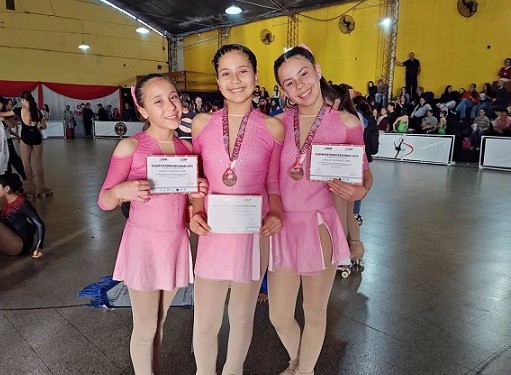 Corzuela Felicita a patinadoras que compitieron en un torneo regional 