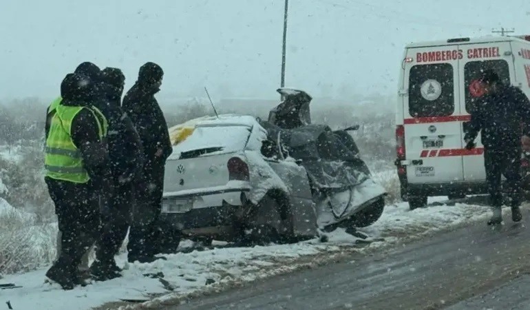Neuquén: Dos mujeres y dos niños murieron tras chocar contra un camión