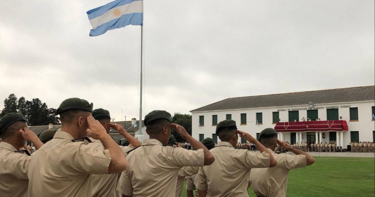 Por los bajos salarios, renunciaron más 2200 miembros de fuerzas nacionales