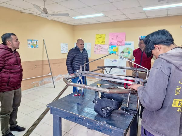 Apoyo de la Municipalidad de Makallé a estudiantes que construyen un auto eléctrico