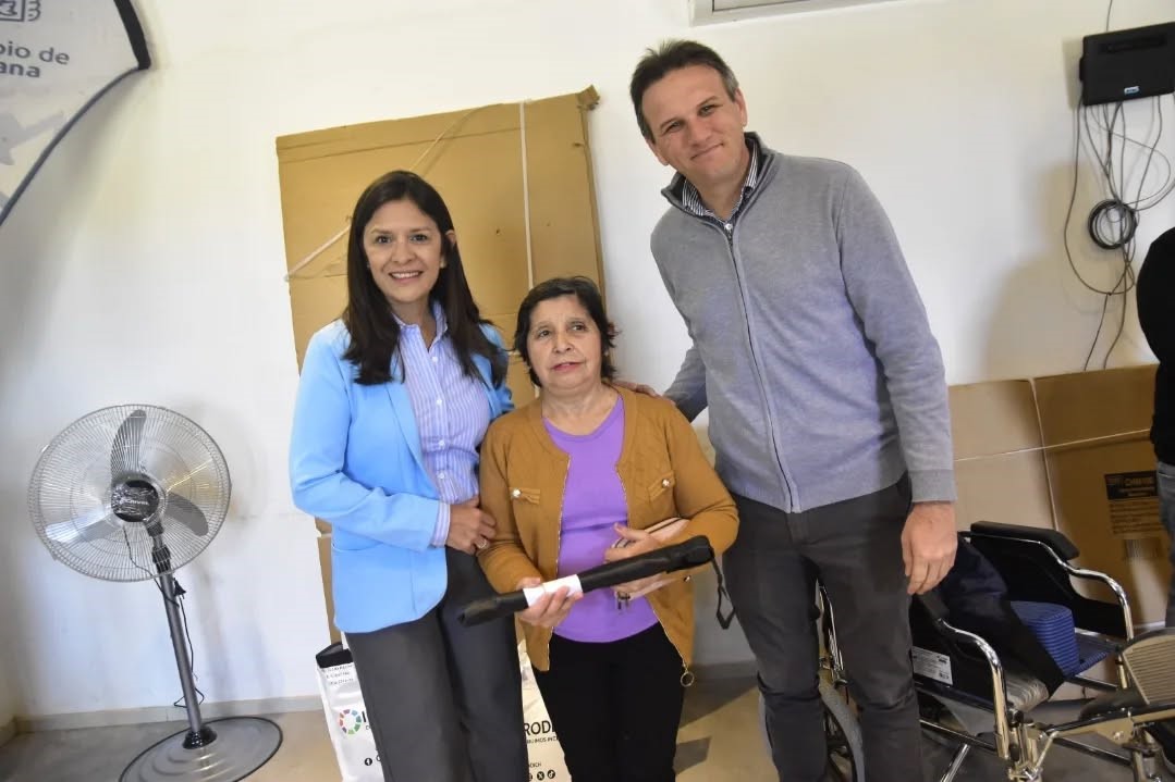 Municipalidad de Fontana: entregaron elementos de rehabilitación a personas con discapacidad