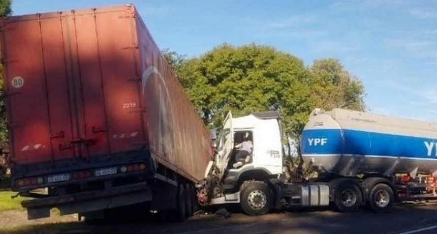 Camionero del Chaco chocó por ruta 11, en el norte santafesino    