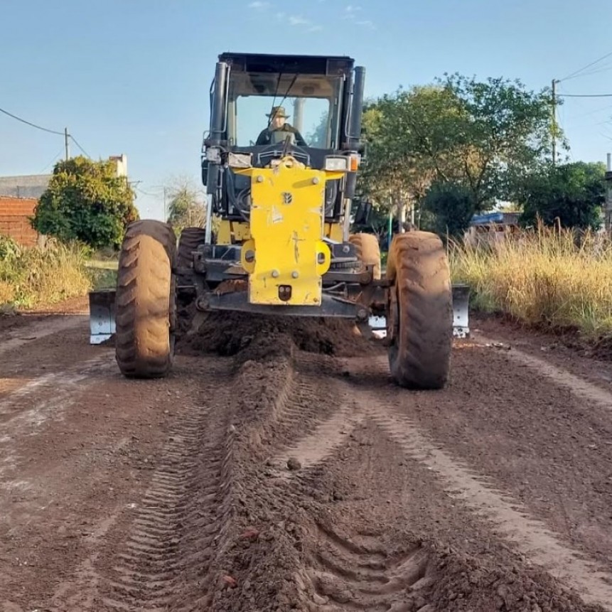  Municipalidad de Fontana: trabajos de perfilado en los barrios Independencia y San Pablo