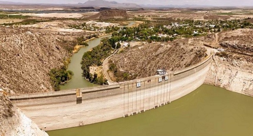 Lo dice la ciencia: el peso del agua en represas modificó el eje de rotación de la Tierra