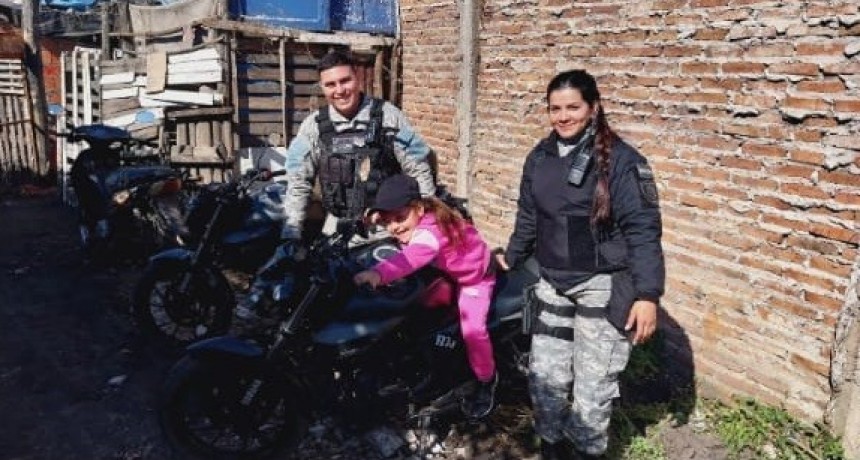 Agentes motorizados le salvaron la vida a una nena que se atragantó con una golosina