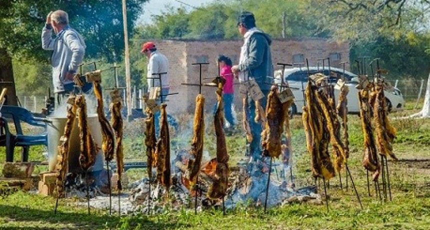 Cote Lai vivió una gran fiesta con asado a la estaca y encuentro de motos y autos antiguos  
