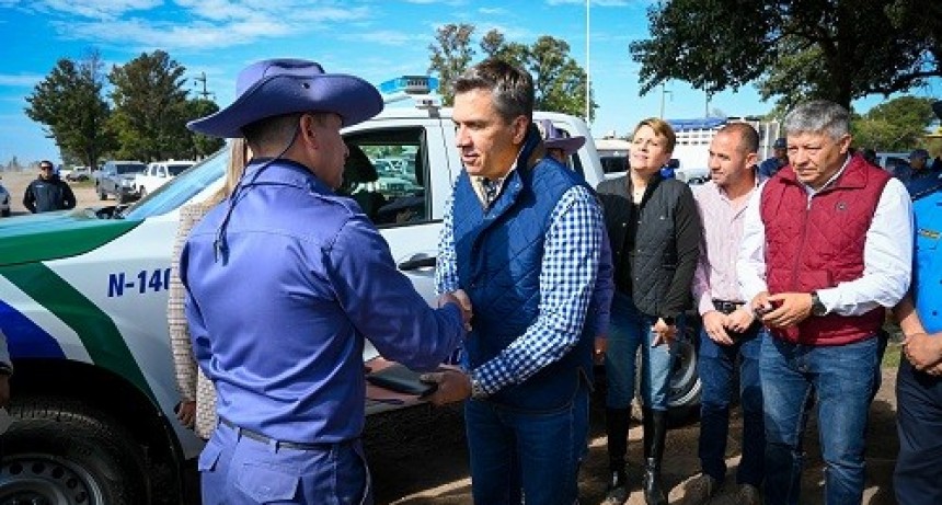 Presidencia de la Plaza: El gobernador Zdero entregó un patrullero 0 km a la policía rural
