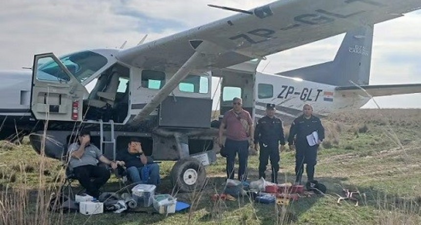 Robaron una avioneta con una caja fuerte pero se quedaron sin combustible y tuvieron que aterrizar 