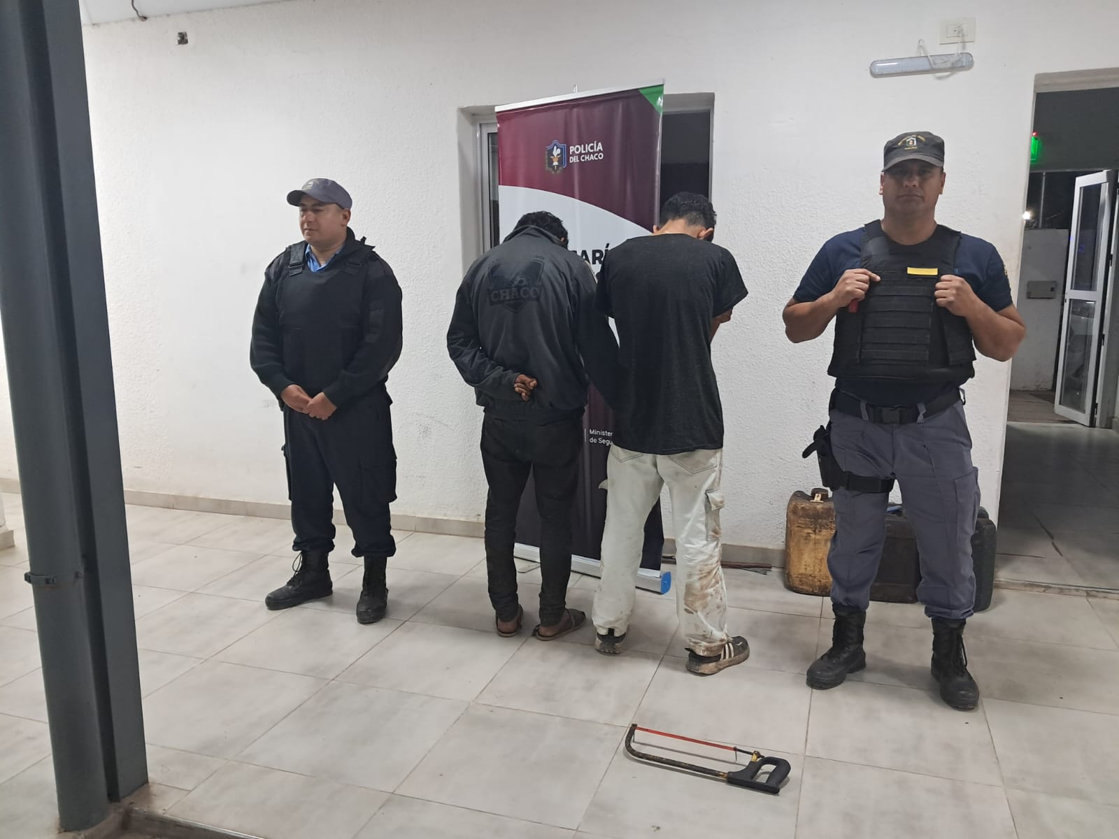 Dos detenidos por intentar robar cableado de fibra óptica en Puerto Vilelas