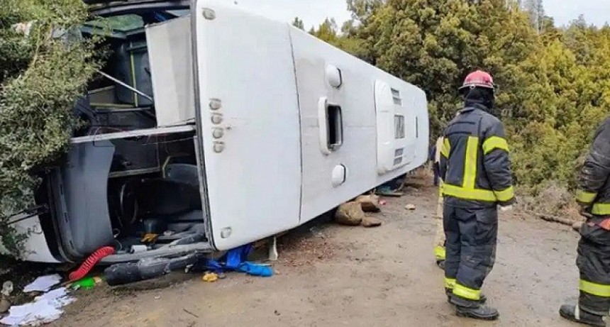 Río Negro: cinco heridos de gravedad en el vuelco de un colectivo de turismo