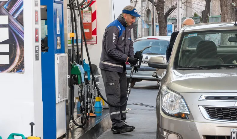 YPF aumentó los combustibles 2,5% y anunció ajustes periódicos