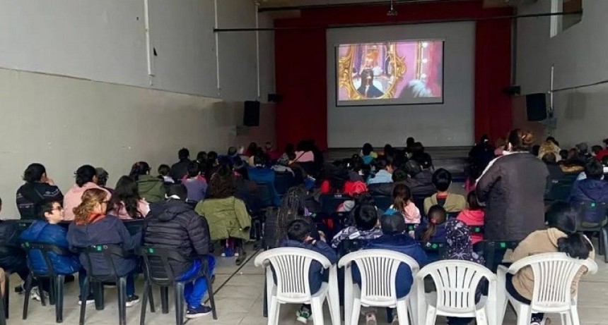Fontana: Más funciones gratuitas de cine en vacaciones