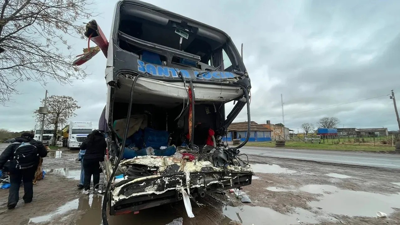 Choque de micro de tour de compras que volvía a Resistencia deja tres muertos