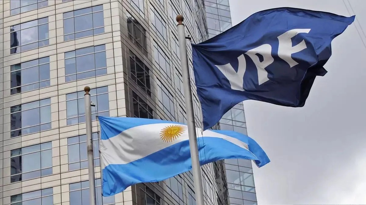 YPF: la jueza Preska exige a Argentina chats y correos de Caputo y Massa 