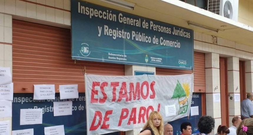 Protesta de trabajadores de la Dirección de Trabajo y de la Dirección de Personas Jurídicas