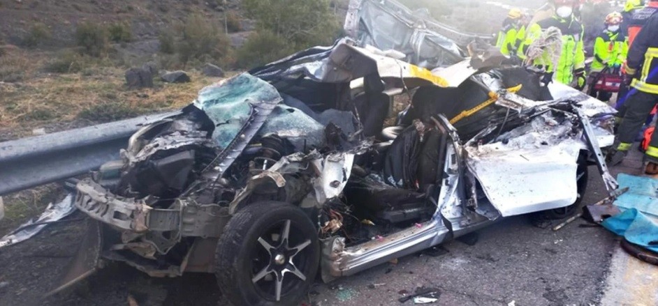 Accidente fatal: un camión se quedó sin frenos y pasó por arriba a un auto familiar