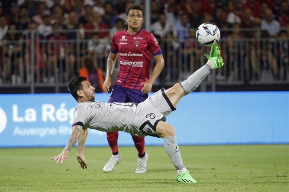 Messi metió un doblete con una chilena  en la goleada del PSG