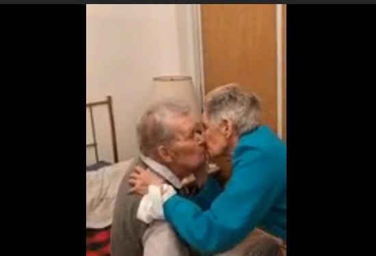 “Cosita linda”: la emotiva bienvenida de un abuelo de 90 años a su esposa de 89 tras estar internada