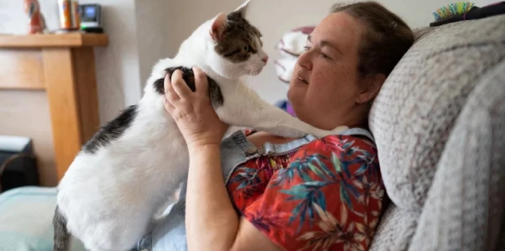 Sufrió un infarto, su gato la despertó y le salvó la vida