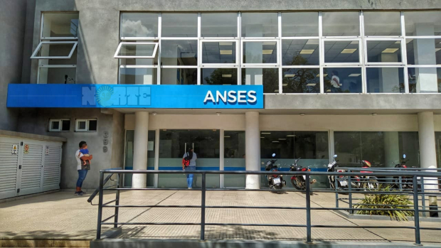 ANSES: quiénes cobran este viernes 16 