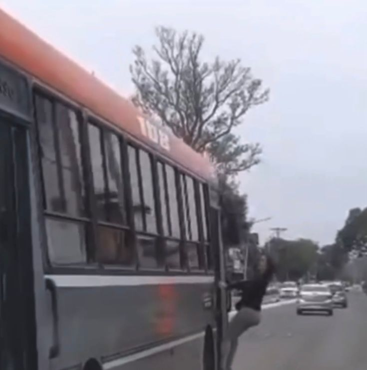 Locura en la vía pública: se colgó de un colectivo en plena marcha