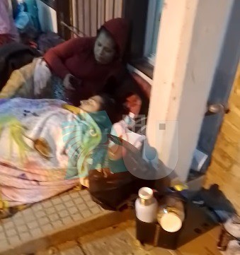 Por un turno en el Perrando, acampan en el piso y con temperaturas cercanas a cero grados