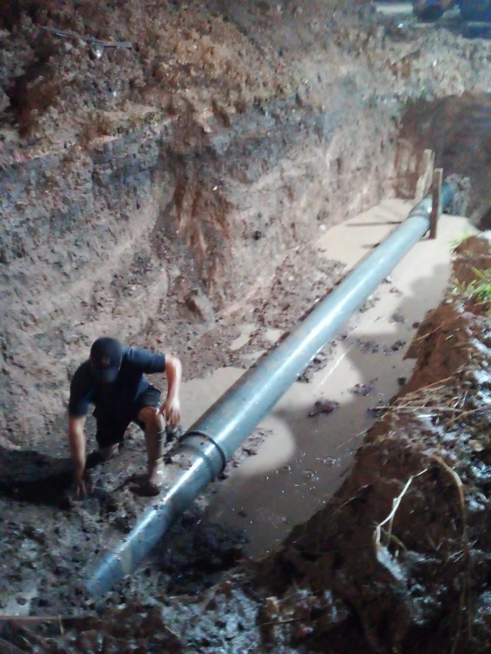 Reparan cañerías para normalizar el servicio de agua en barrios capitalinos y Barranqueras