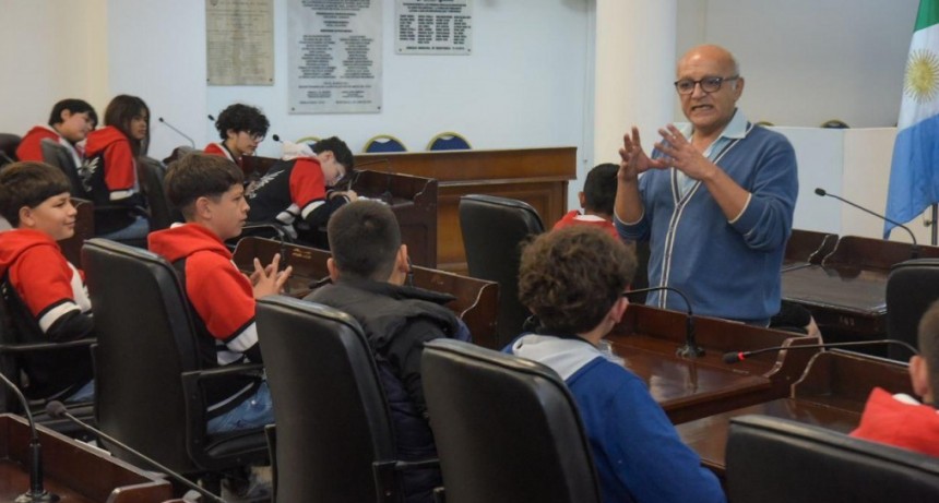 Estudiantes de Presidencia Roque  Sáenz Peña y Makallé visitaron el recinto Legislativo