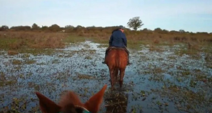 Mirian recorre dos horas en canoa y caballo para asistir a la escuela