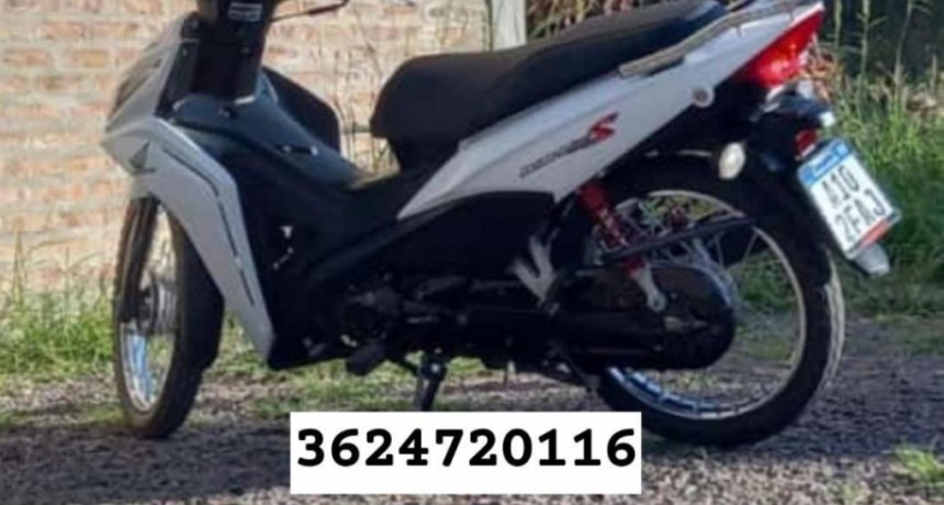 Barranqueras: delincuentes arrojaron al piso a una joven y se robaron su motocicleta; ahora busca recuperarla 