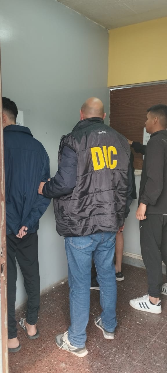 Apuñalaron a un joven en ambas piernas para robarle la moto