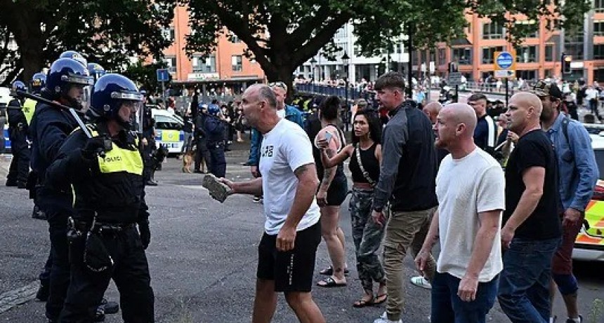 Fin de semana de violencia contra los musulmanes en Reino Unido