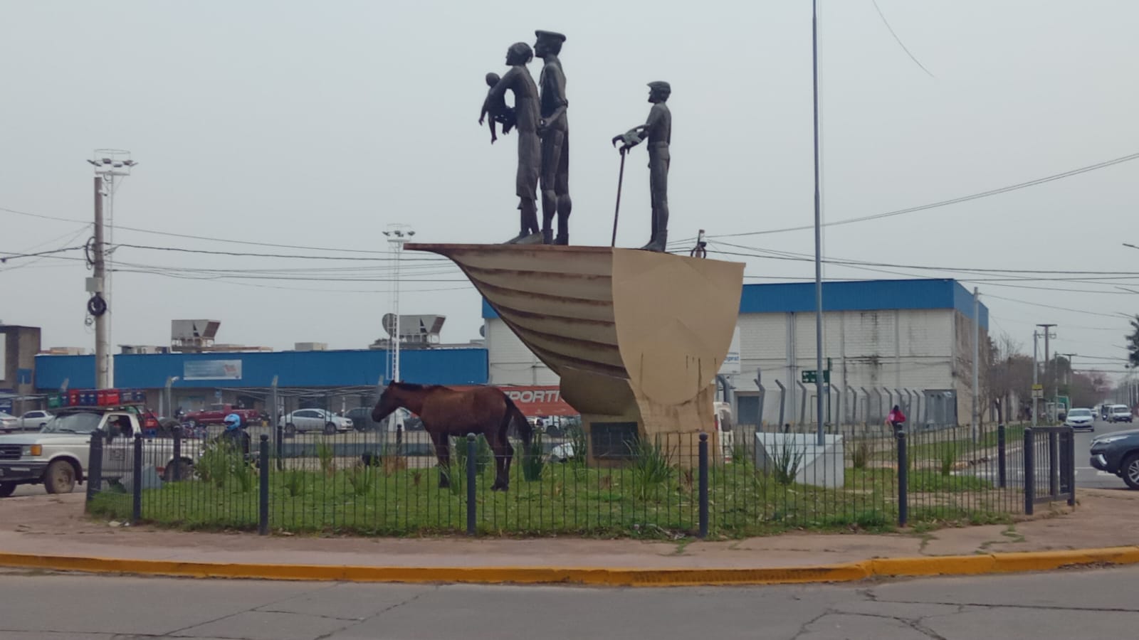 ¡Inédito! un caballo quedó atrapado en el monumento a los inmigrantes