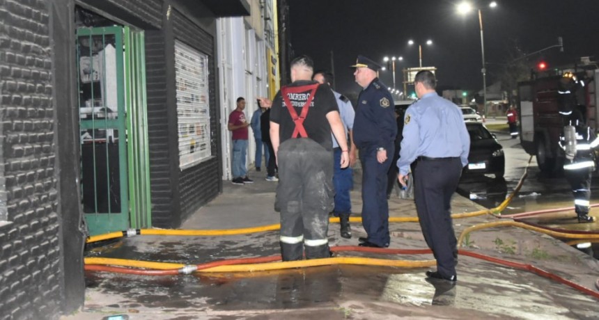 Se desató un incendio de proporciones en una conocida ferretería  