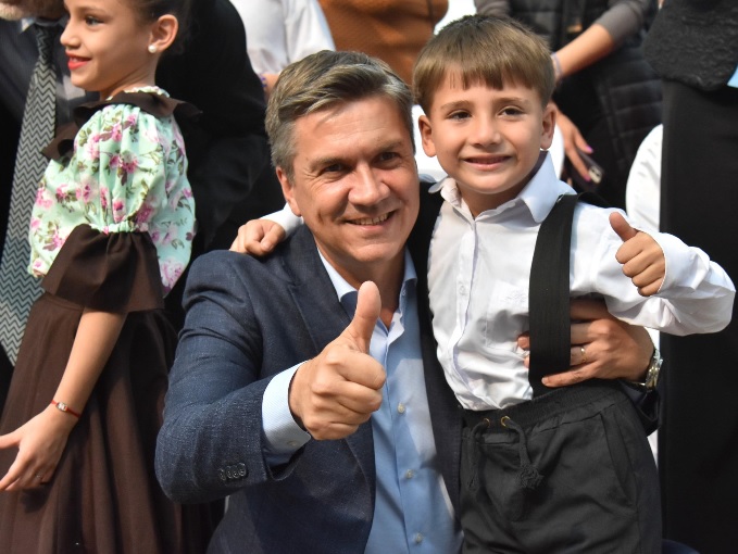 Tirol celebró sus 136 años con pavimento nuevo y títulos de propiedad