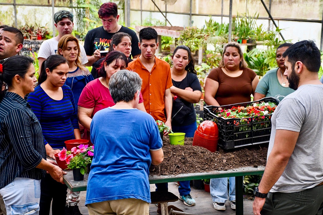 Se capacitan en jardinería para emprender proyectos laborales