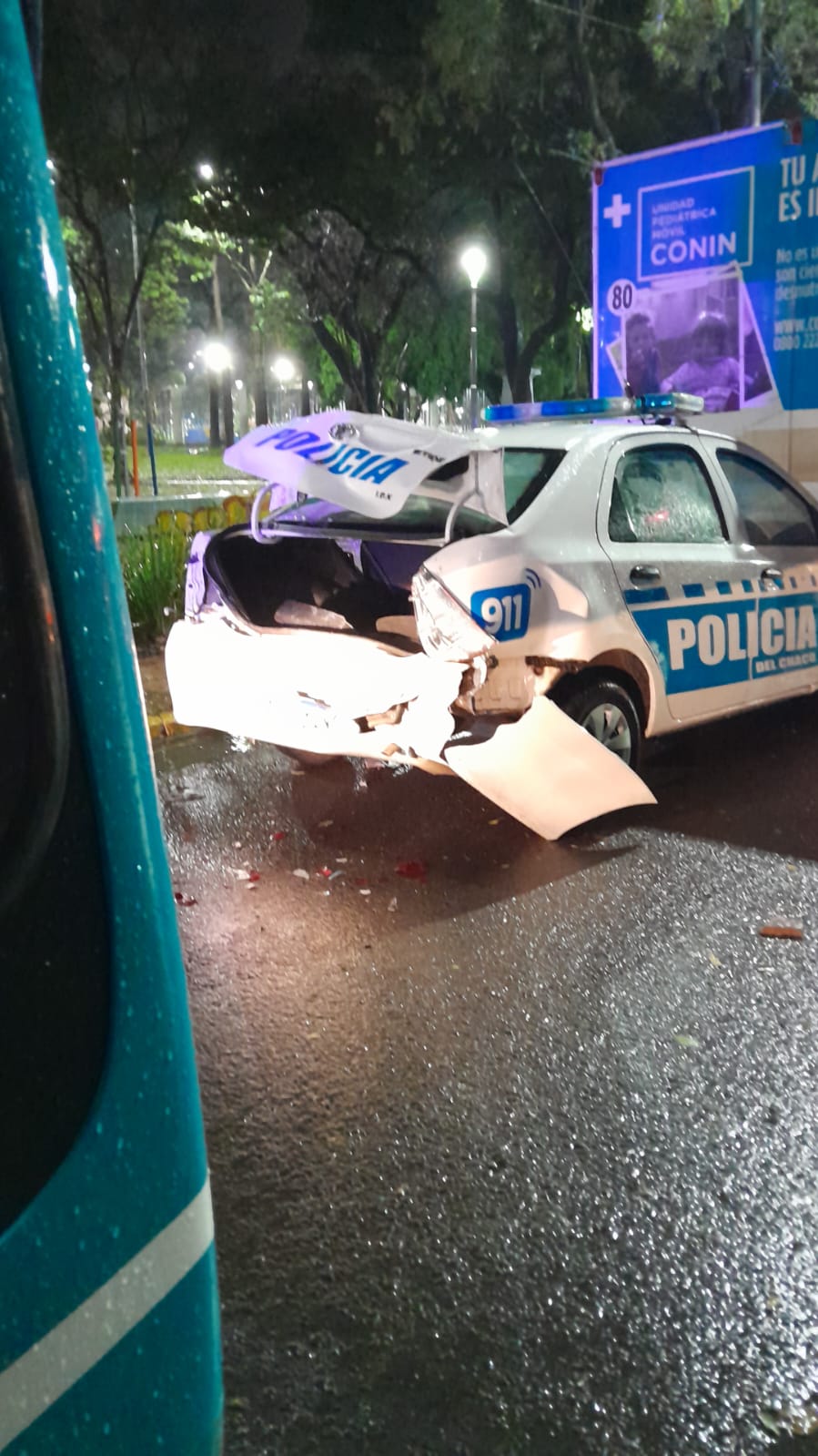 Accidente de tránsito en el microcentro entre una patrulla y un colectivo